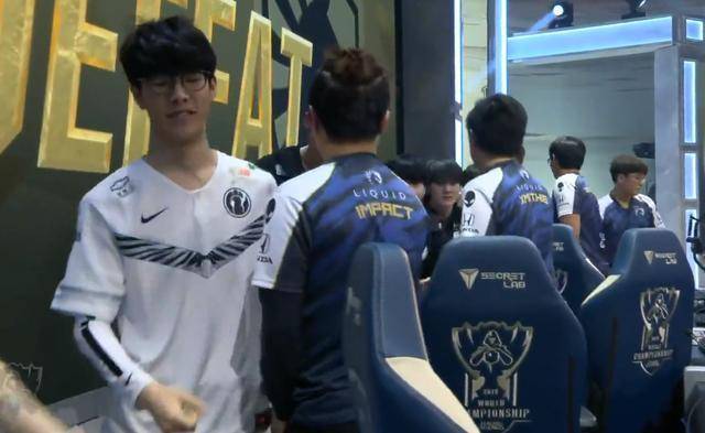 Dplus KIA 输给了 Hanwha Life Esports 在五场比赛中，并在 LCK Cup 中遭遇了他们的首次失利