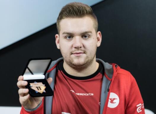 T1 接受挑战，与 AI Grok 5 对战